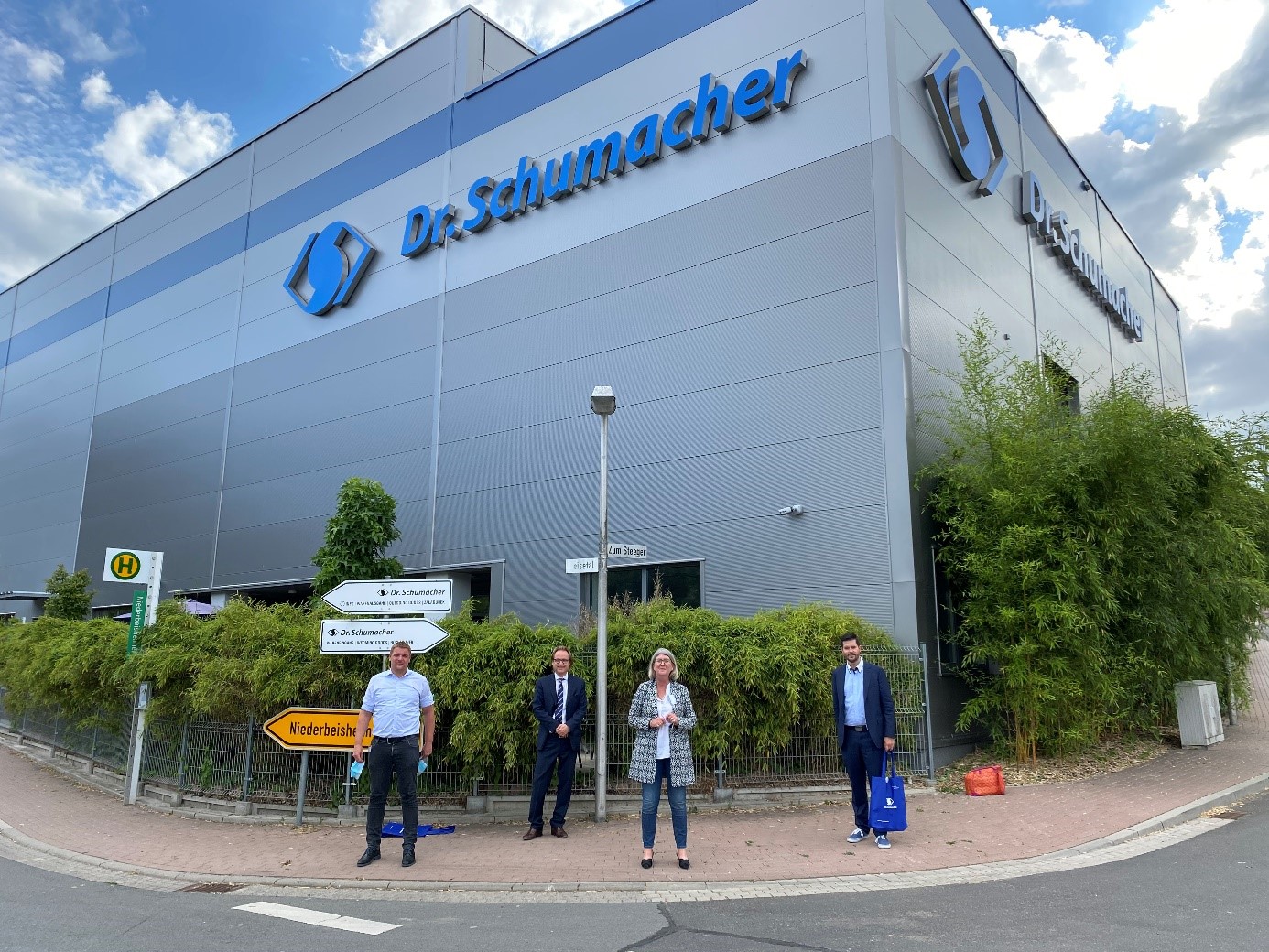 Nölke und Dassler besichtigen Dr. SchumacherWerk in Malsfeld